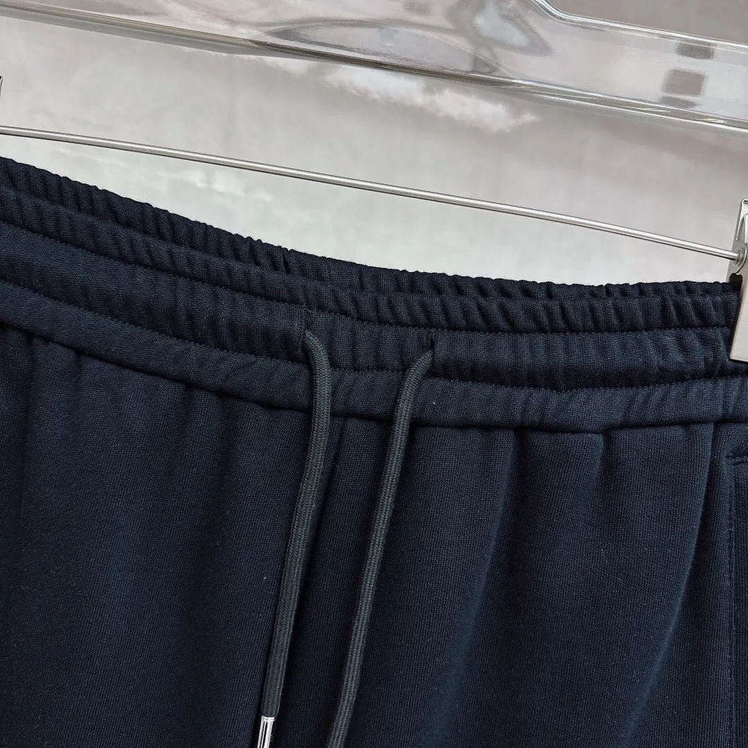The Queen Mother's three-standard complete 2026 summer New Arrival men's casual shorts, advanced custom-made fabric Breathable fabric, Breathable elasticity and comfort, impeccable details, top-grade accessories, original logo design concept, delicate and soft feel! The upper body fit is awesome! Size：M-XXXL
